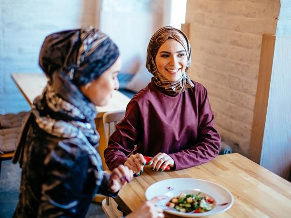 رؤية النساء المجهولات في المنام - تفسير رؤية مراة غير معروفة بالنوم